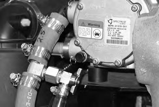 UNDERHÅLL ELEKTRONISKT TRYCKREGLAGE (LPG) (S/N 0044 0499) AVlägsna sensorn och töm ut oljan ur