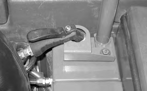 ANVÄNDNING TILLVAL 4. För att rengöra svåråtkomliga platser kan du montera sprutstaven på handsprutan. HANDSPRUTA (TILLVAL) Handsprutan används till att rengöra maskinen och omgivningen.