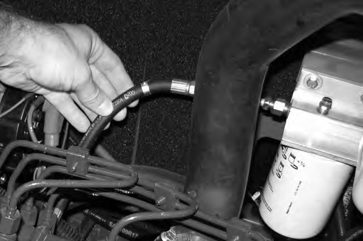 Om bränsleledningarna och klämbanden visar slitage eller skada inom två år, ska de genast bytas ut eller repareras.