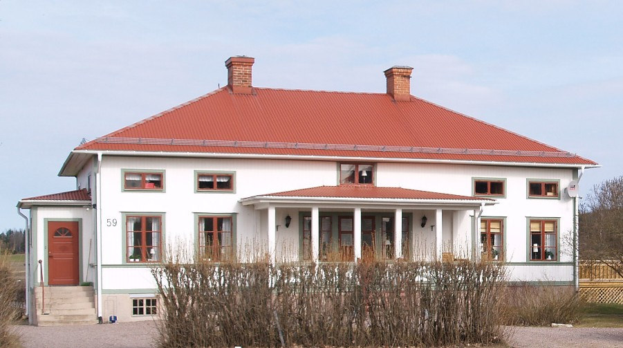 Bostadshus, tidigare skola, från 1820-talet. 5 I beskrivningen till storskifteskartan från 1817 omnämns att fastigheten nr 3 klövs och att huset troligen byggdes kort därefter av Isak Ekström.