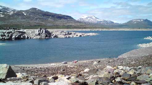 Utsikten längs Kungsleden skyms ibland av storskaliga kraftstolpar av det här slaget.