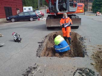 För byggnadernas del har förorening skett genom spill och utsläpp av vätskor, till exempel tömning i avloppet.