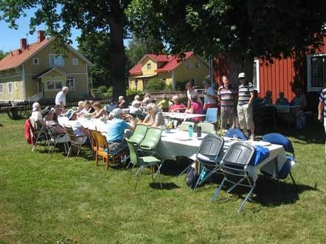 Det har blivit en tradition att fira Midsommar tillsammans i Örmogårdens trädgård.