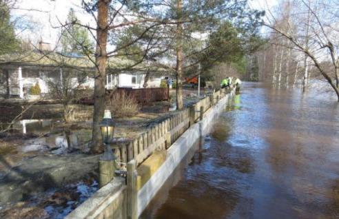 e g) Olika lösningar för översvämningsvallar: en