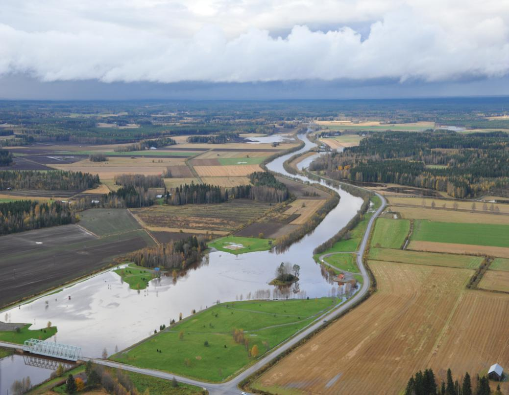 Bild 16. Malkakoski var ett av de senaste projekten längs Kyro älv och det blev klart år 2003. På bilden syns översvämningen i Malkakoski på hösten 2012.