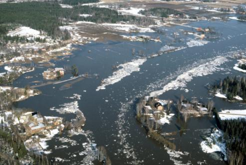 Bild 21. Översvämning våren 1984 invid Kyro älvs nedre lopp i Skatila (till vänster) och i Ilmajoki (till höger).
