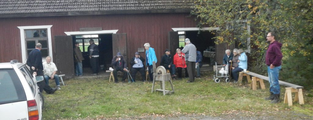 Ässjan var igång och det bjöds på kaffe och munk för en billig penning. Likaså på torpet.