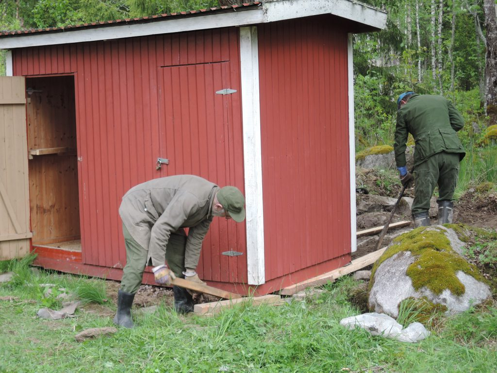 Hävstångsprincipen är nyttig då man skall vända ett hus och med lämpliga kuddår å bråt (hävstångsstöd) går det bra. Som Arkimedes sa Ge mig en fast punkt och jag skall rubba jorden.