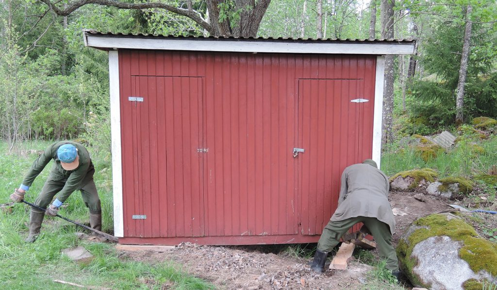 Det behövdes en hel del stenar under ena ändan för att det skulle stå någorlunda rakt. Backen är ganska brant och hög.