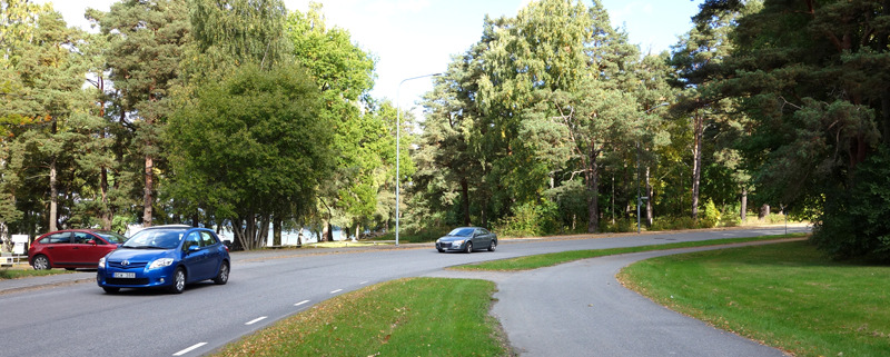 Planförslaget innebär en förlängning av bil- och cykelvägar till Abborreberg. Att göra cykvägar och vägar för kollektivtrafik längre och krångligare är inte i linje med kommunens miljömål.