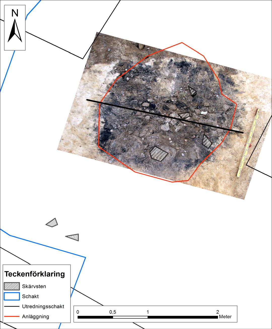 Härdgropen visade sig vara delvis nedgrävd i en slänt i den mindre moränhöjd på vilket anläggningen påträffades. Anläggningen var närmast rund, 1,85x1,80 meter stor (VNV-ÖSÖ) och 0,01-0,3 meter djup.