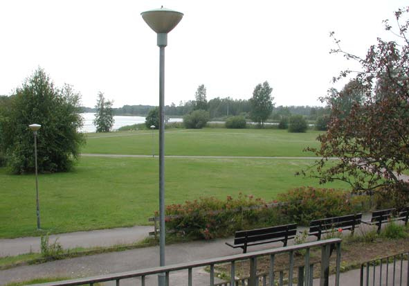 - stadsdelen har ett antal väl fungerande förskolor, skola och parklek. - Orrholmens I och småbåtshamnen är en tillgång. Vy mot Orrholmens östra sida.