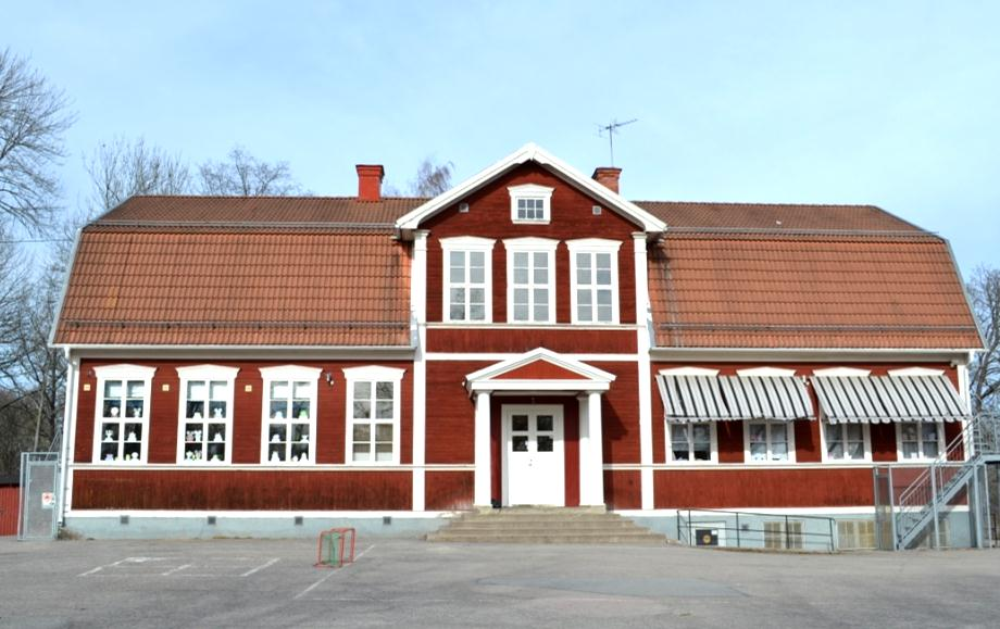 Bälinge Tätortens utveckling började kring ett sockencentrum efter andra världskriget. Det började med några bostadshus i kyrkbyns norra del.