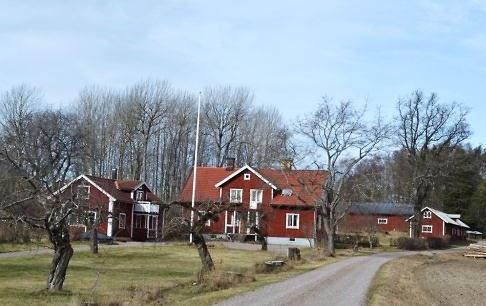 Lövstalöt Ortsnamnet knyter bebyggelsen till byn Lövsta. Löt betyder sannolikt sluttande ängsmark.