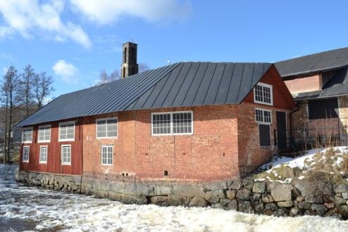 Efterkrigstiden har kännetecknats av ett ökat bostadsbyggande i Vattholma. Under 1950-talet tillkom småhus i tätorten enligt 1946 års byggplan samt ett tillskott av längor med envåningshus.