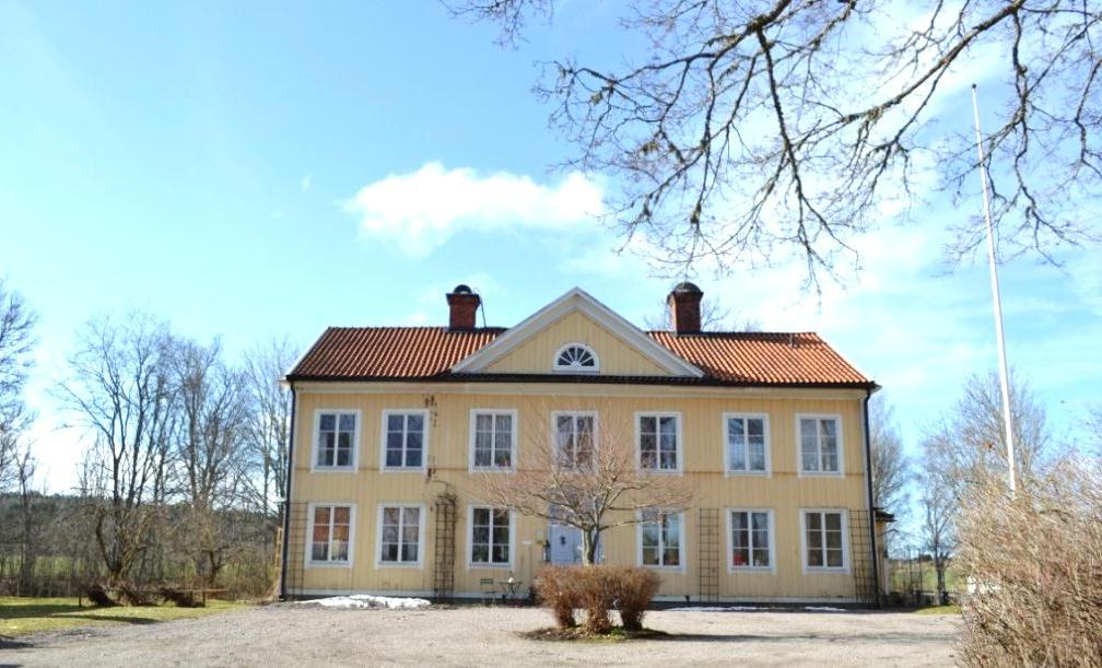 Vänge Tätorten Vänge växte fram kring kyrkbyn med samma namn i och med järnvägen mellan Uppsala och Sala. Ett stationshus stod klart år 1873 och det nya samhället fick namnet Brunna.