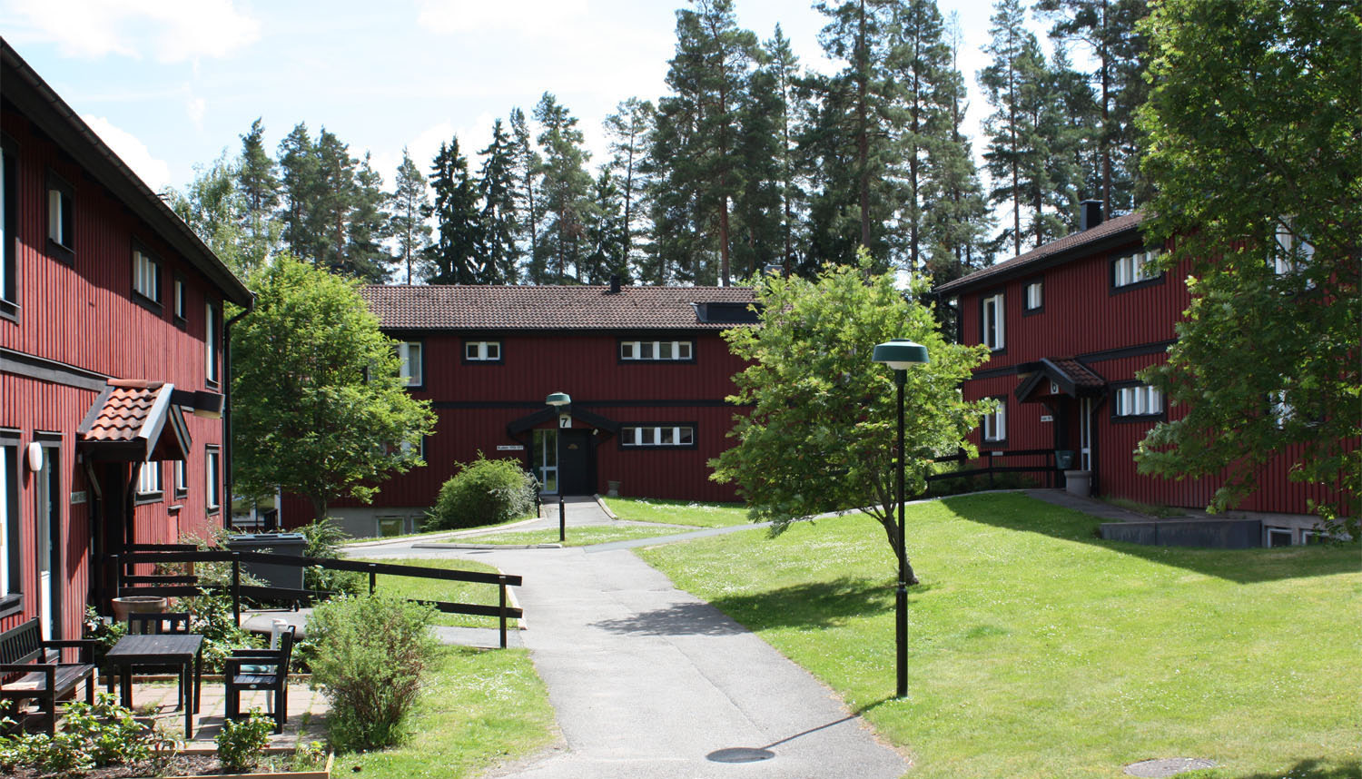 Ni kan välja på att bo i vårt hotell eller i vårt vandrarhem med