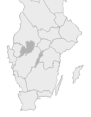 HÄR FINNS VI Stockholm Göteborg Holsbybrunn. Malmö Ädelfors folkhögskola ligger i hjärtat av Småland, ca 8 km öster om Vetlanda i samhället Holsbybrunn.