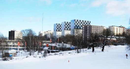 SID 5 (8) Vy från Storängsbotten med föreslagen påbyggnad samt nytt hus på Väbeln 2 Mark och vegetation Planområdet har friytor i form av två bostadsgårdar mellan skivhusen.