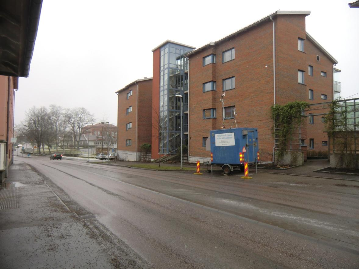 Luftkvalitetsmätning Alingsås 2015 Figur 5. Mätvagnens placering på en lastplats längs Västra Ringgatan. Luftkvalitetsmätning Mätningarna pågick under perioden 26 januari till 21 juni 2015.