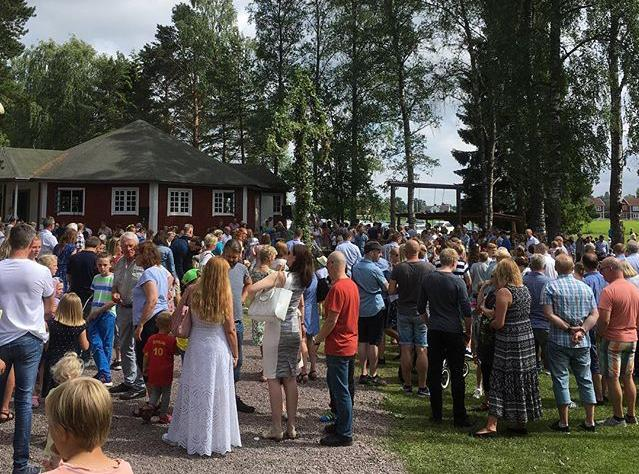 Det blev en mycket lyckad solig kväll med massor av olika aktiviteter: tälja, gå på styltor och paddla för att nämna något. Scoutigt fika med pinnbrödsgrillad korv och kokkaffe.