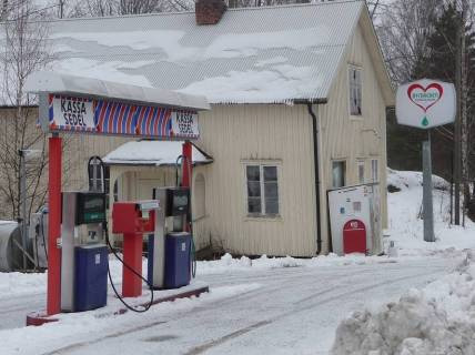 Detta händer macken när 6 oljebolaget drar sej ur Förhållandena är olika på olika fastigheter när det gäller ägandet. Fastighetsägaren kan äga cisterner, pumpar, kassasystem och betalpelare.