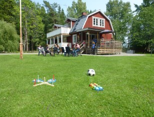 Juli - kvällar Ingen anmälan = öppenverksamhet Odlingsberg Måndagar För Ungdom och unga vuxna 4/7 Grillen är igång mellan 17.00-18.00 18.00 någon aktivitet.