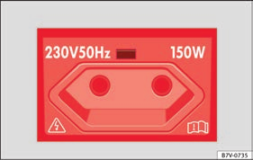 168 Bild 193 Mittkonsolen, bakre delen: 12 V-uttag Bild 194 Mittkonsolen bak: 230 V eurokontaktuttag Beroende på bilens utförande finns ett 12 V- eluttag och/eller ett 230 V-eluttag.
