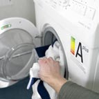 Tvätt/Tork Med några enkla knep kan du sänka energiförbrukningen ordentligt och ändå få lika ren tvätt. VISSTE DU ATT: Ett hushåll tvättar i genomsnitt 200 omgångar per år! E.ON tipsar: Alltid full maskin.