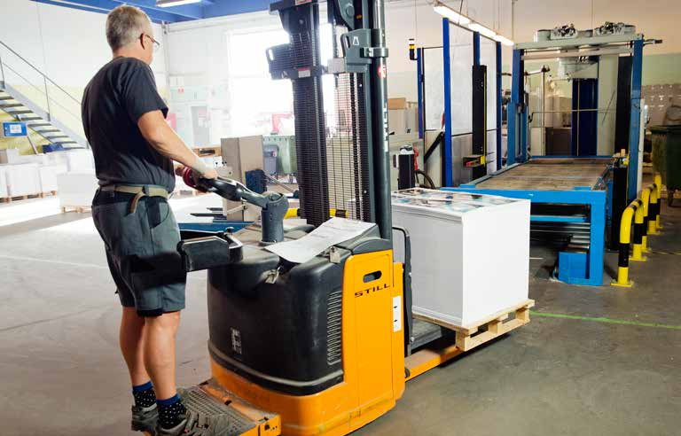 4 Pallen placeras effektivt i Yaskawa Levanto via rullbanan.