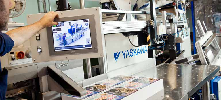 Efter skakning flyttas tryckarken vidare till skärmaskinen