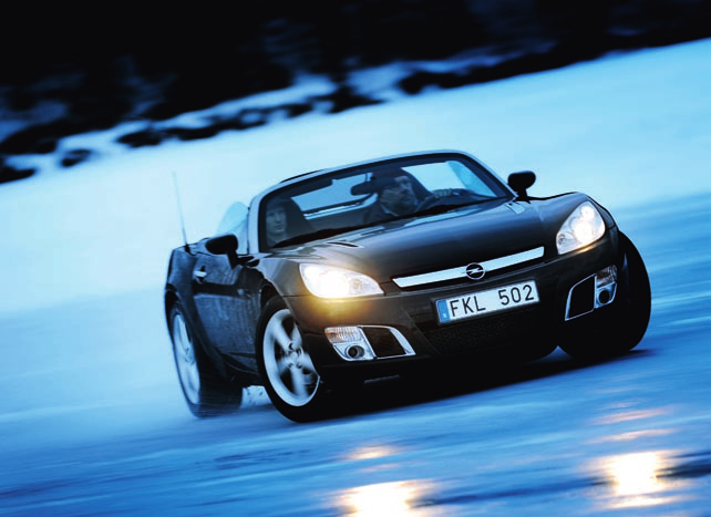 O P E L G T / 4 1 % Opel GT ser ut som en mini-viper och specifikationerna lockar: Bakhjulsdrift, diffbroms, tvålitersturbo på 264 hk, viktfördelning 49/51 och 0-100 går på 5,7 sekunder på torrt