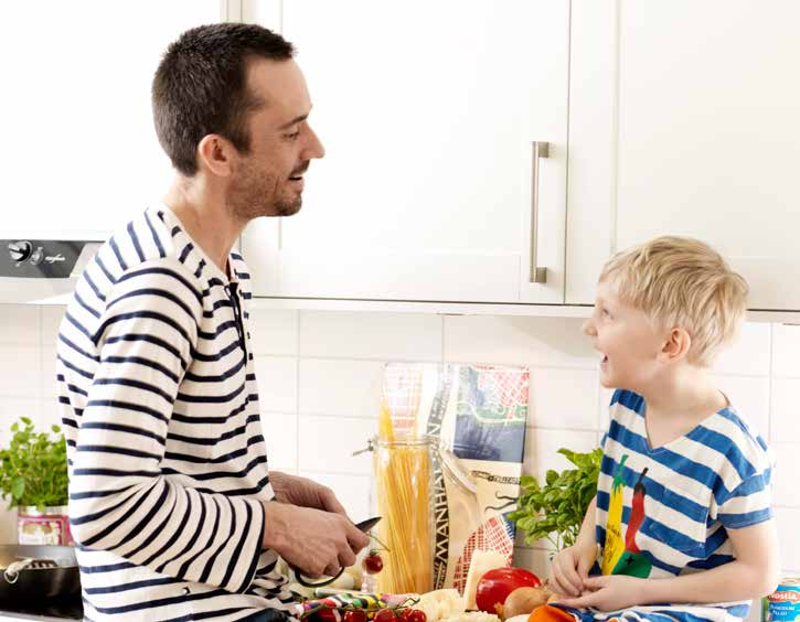 Varmvatten blev snabbt standard, kylskåp och hiss likaså. älsobostäder åt alla, bra bostäder med väldisponerade utrymmen, kvalitet och omsorg har varit viktigt från första stund.