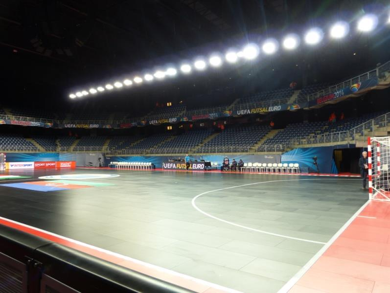 Sporthall Futsal spelas enbart på trä- eller sporthallsgolv och i de hallar som vi genomför arrangemangen ska följande kriterier vara uppfyllda: Krav: Matcherna ska spelas på trä- eller
