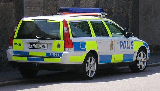Vad de inte vet är att det finns ett vittne En man på väg hem från jobbet ser vad som händer och skyndar fram och hjälper