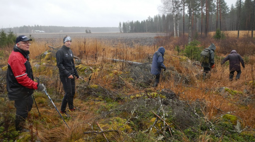 10.8). Tage visade vägen genom Nyströms (Bos-Lilstu) skog där det ännu finns en del röda flaggor även om själva stigen är ganska osynlig.