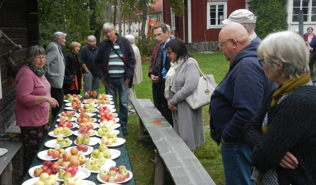 och till äppelbordet I Hindersby