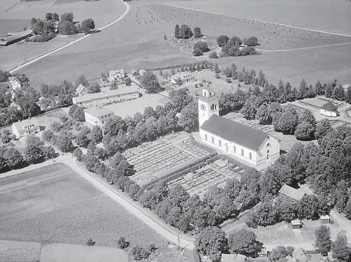 Interiören har bevarat sin ursprungliga prägel med kyrkorummet som genomströmmas av ljus genom de stora fönsteröppningarna och det höga tunnvalvet. Norr om kyrkan står ett gravkapell.