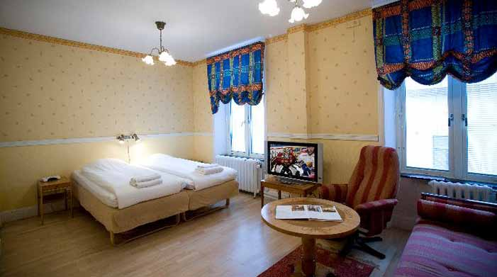 Rummen är individuellt inredda och utrustade med satellit-tv. City Hotel är beläget på en parallellgata till Göteborgs huvudgata nummer ett.
