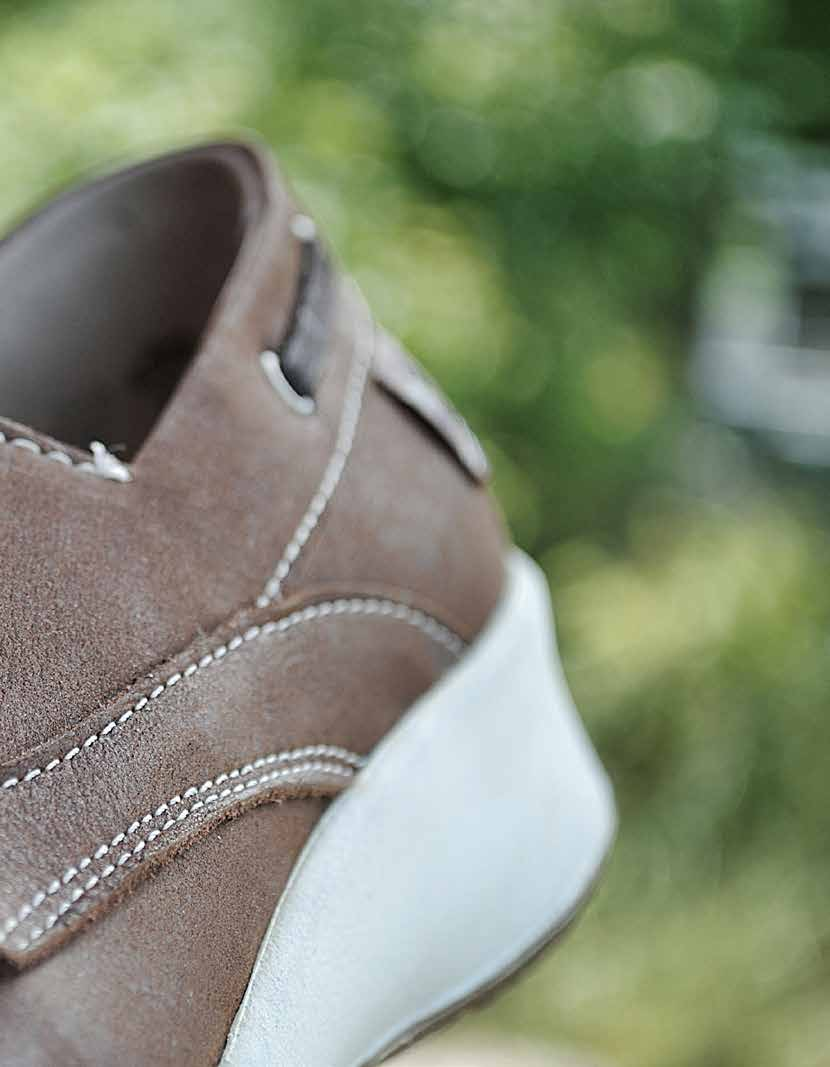 LÄSTEN - SKONS FORMGIVARE Lästen ska så långt det är möjligt följa fotens naturliga form. Genom att göra justeringar på lästen kan man skapa skor med olika former och uttryck.