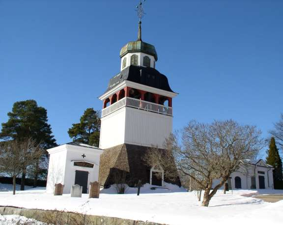 5 takfoten är bland annat dekorerad med en tandsnittsfris. Entrén är markerad med ett kraftigt överstycke. Det Östlundska gravkoret uppfördes under 1700-talet.