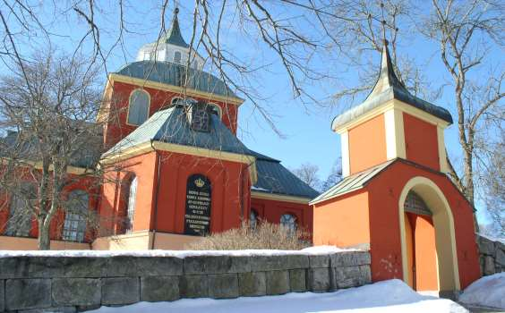 6 Stigporten, bogårdsmuren och kyrkan från öster. Foto: Niss Maria Legars. Länsmuseet Gävleborg, 20
