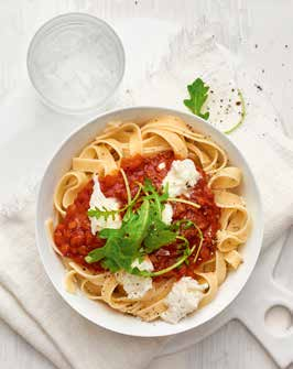 Tagliatelle med tomatsås och mozzarella cirka 30 min a Näringsinnehåll/portion: Energi: 2566 kj/ 613 kcal. Protein 28,9 g. Fett 20,9 g. Kolhydrater 72,6 g.