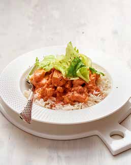 portioner Tid: ca 30 min portioner ris eller annat gryn tvådelade kycklingfiléer 1 msk olja 1 tsk paprikapulver 13 0 g tapenade soltorkad tomatcrème 2 1/2 dl matlagningsgrädde salt och peppar 1/2