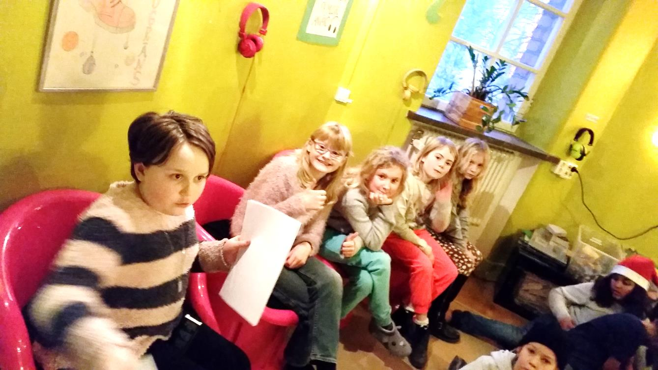 Här ser vi när Sylvia har ett lyckat Musikquiz på MMK. Skapande önskar alla en härlig jul och got nytt år. Det har varit en rolig termin. Mycket har vi gjort med teman, keramiken och annat pyssel.