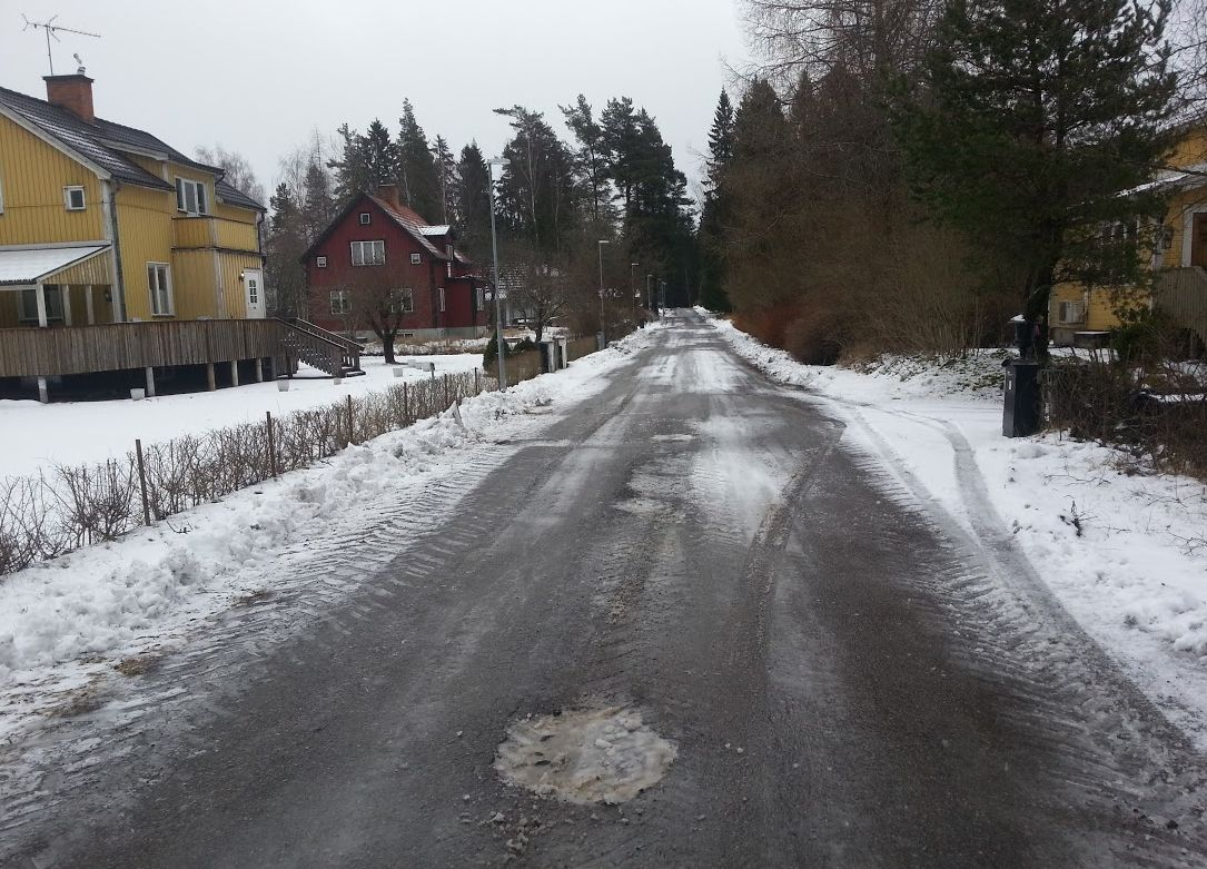 ner och äa glass. Busshållplas 3)Brunnslock har sjunki och bilda gropar.