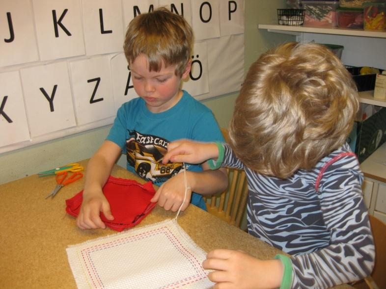 aktiviteterna när vi var två stycken pedagoger som höll i en grupp, bestämmer vi alltid vem det är som skriver och fotografera och vem det är som styr aktivitet.