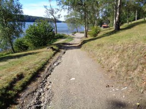 Som föreslagits tidigare vore det bra att avsätta platser närmast badet för personer med rörelsenedsättning. Vägen ner är ca 90 meter och lutar mellan 4 och 9.