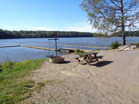 Bild 30: Grusväg från parkering till bad Bild 31: Vägen fortsätter ner till mellersta bryggan Bild 32: Mellersta bryggan med bänkbord och grillplats Det finns tre bryggor vid badplatsen.