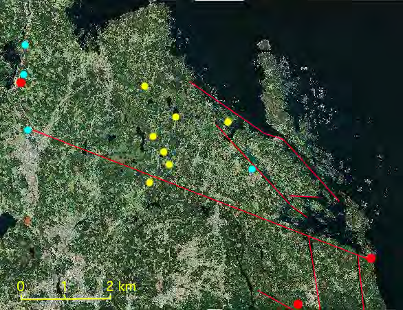 Några utvalda förkastningslinjer (röda linjer), berggrundsdeformationer (röda prickar), sedimentdeformationer (blå prickar) och tsunamilager